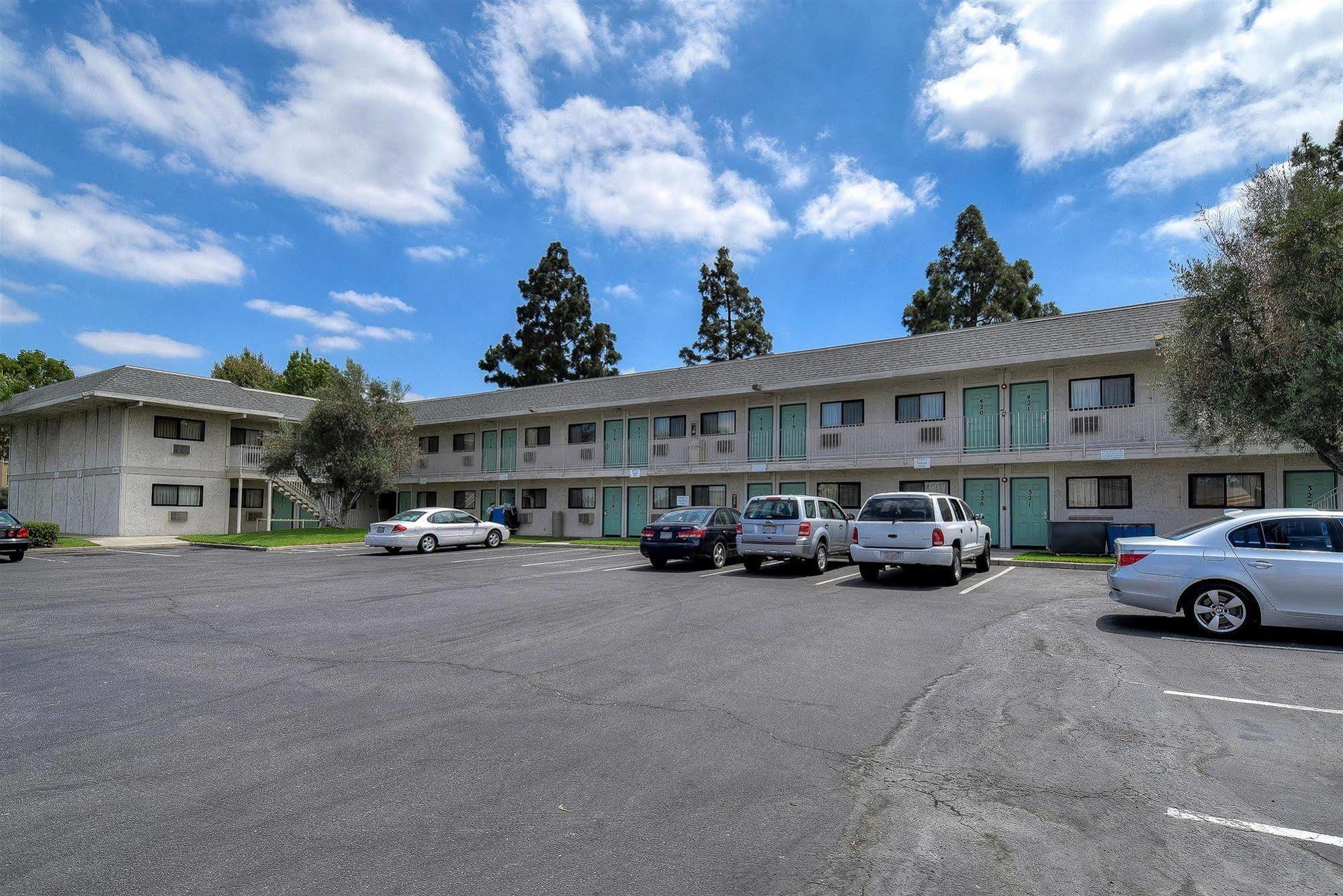 Motel 6 Anaheim Stadium - Orange Eksteriør bilde