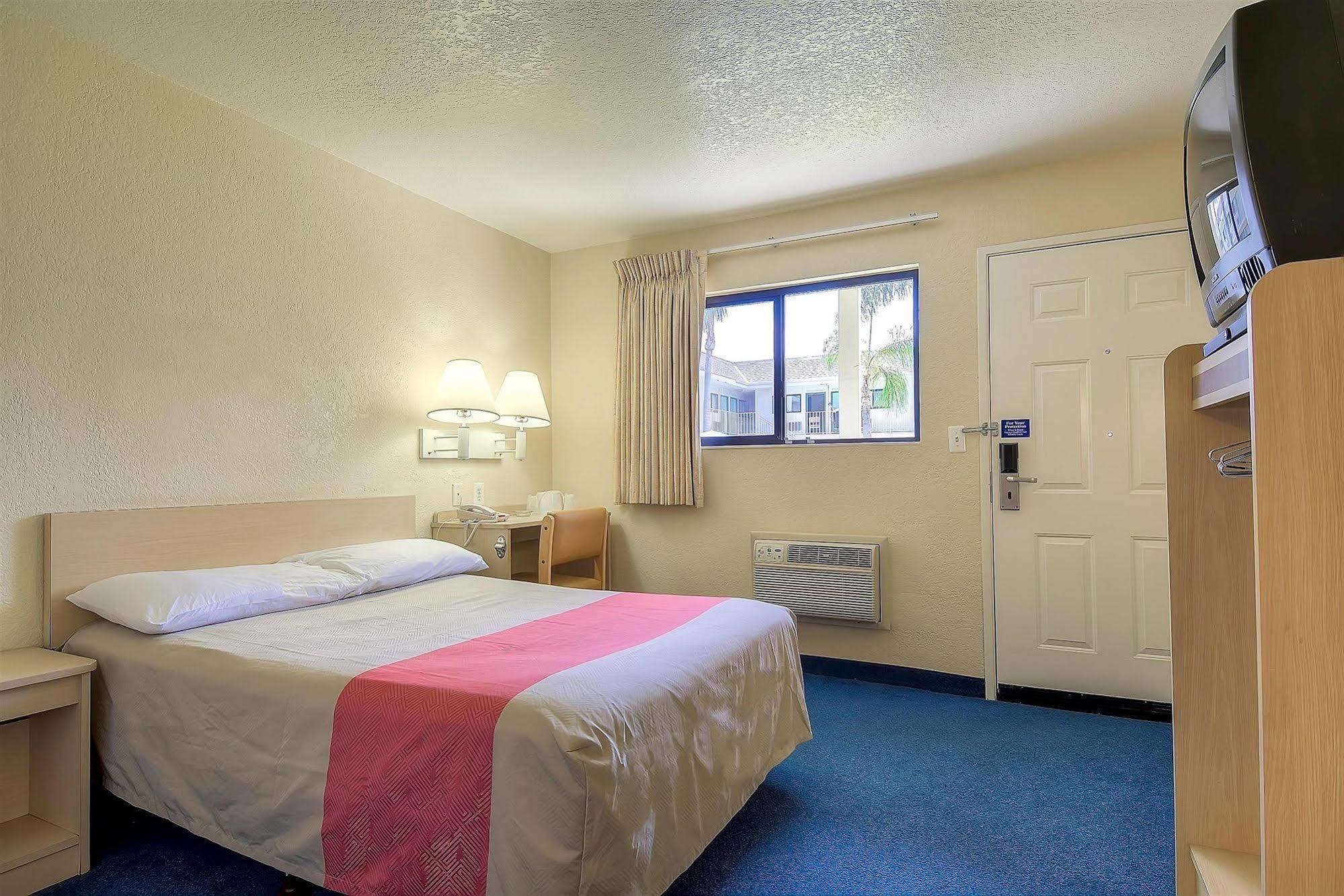 Motel 6 Anaheim Stadium - Orange Eksteriør bilde